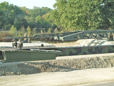 Brückenelemente werden vorgeschoben!
